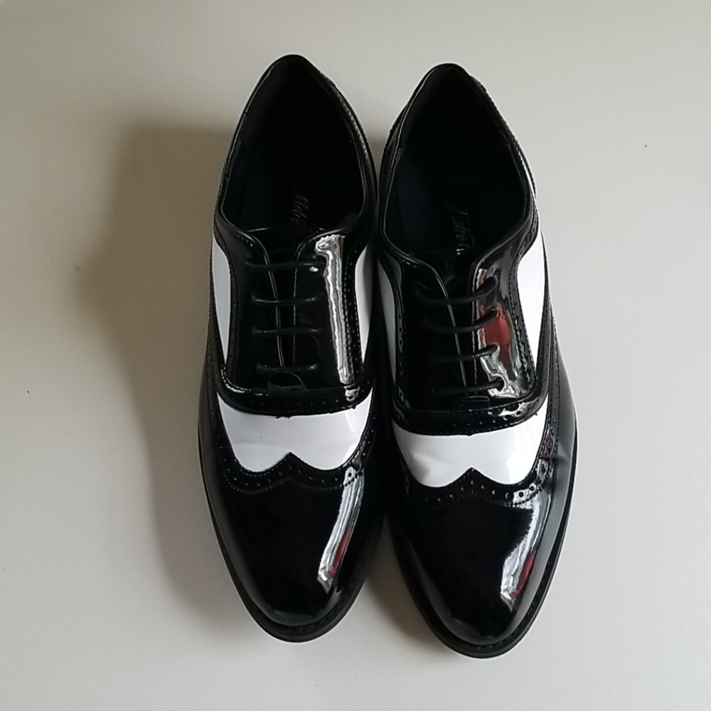 Wing tip shoes
